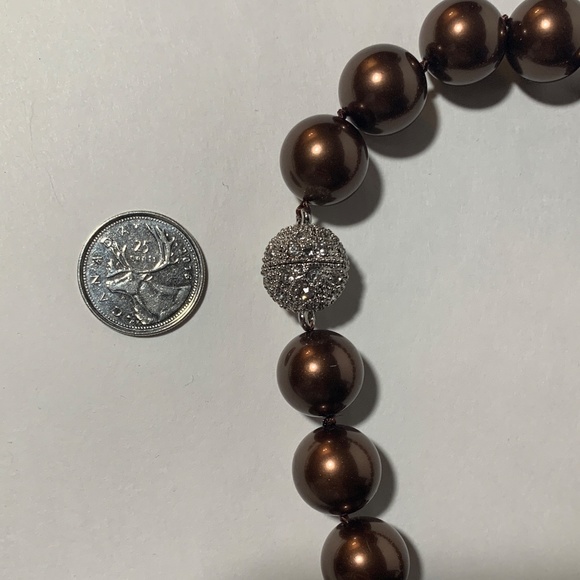 Elegant Shell Pearl Necklace with Magnetic Clasp in Chocolate Brown 15mm - Picture 6 of 8